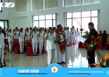Jelang Wisuda, 81 Lulusan Prodi Kebidanan Unika Santu Paulus Ruteng Ikrarkan Sumpah Bidan