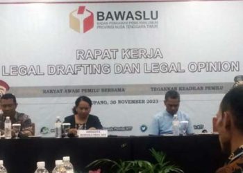 Perkuat Kapasitas Pengawas, Bawaslu Provinsi NTT Gelar Rapat Kerja Legal Drafting dan Legal Opinion