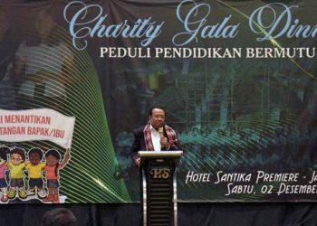 Sulaeman Hamzah Sumbang 1000 Sak Semen untuk SMARD Lembata