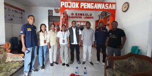 Monev ke Bawaslu Lembata, Amrunur Pantau Pengepakan Logistik Pemilu dan Kesiapan Pengawas Adhoc
