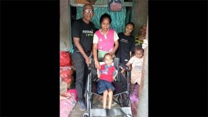 Seorang Anak Difabel Pengungsi Erupsi Lewotobi Dapat Kursi Roda dari Gusdurian Peduli