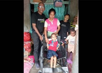Seorang Anak Difabel Pengungsi Erupsi Lewotobi Dapat Kursi Roda dari Gusdurian Peduli