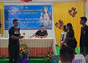 Ketua PGRI Flotim Beri Motivasi Bagi Siswa SMAN 1 Adonara Timur