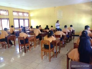 Ujian Sekolah Berbasis Android di SMAN I Titehena Berjalan Lancar