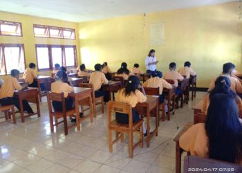 Ujian Sekolah Berbasis Android di SMAN I Titehena Berjalan Lancar