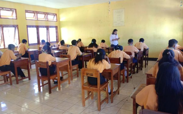 Ujian Sekolah Berbasis Android di SMAN I Titehena Berjalan Lancar