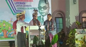 Buka Festival Literasi Lembata, Matheos Tan: Guru Harus Dihargai