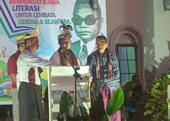 Buka Festival Literasi Lembata, Matheos Tan: Guru Harus Dihargai