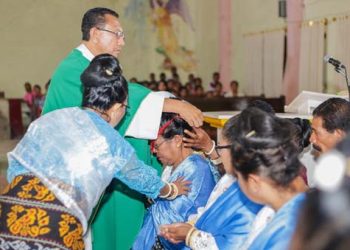 15 Aspiran Kongregasi Santa Ana Paroki Habi Terima Medali, Romo Ferrer : Harus Menjadi Pembaharu Iman Keluarga