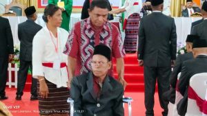 Satu Anggota DPRD Flotim Pakai Kursi Roda Saat Dilantik
