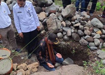 Peletakan Batu Pertama Gedung Guru PGRI Flores Timur Dihadiri Cabup-Cawabup Terpilih