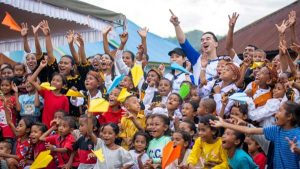 Joe Taslim Kunjungi Desa Pedalaman NTT:  Ambil Air Bersih dengan Anak-anak dan Suarakan Pentingnya Pendidikan