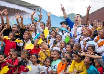 Joe Taslim Kunjungi Desa Pedalaman NTT:  Ambil Air Bersih dengan Anak-anak dan Suarakan Pentingnya Pendidikan