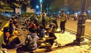 Fenomena Anak Nongkrong di Malam Hari: Analisis dan Solusi dari Perspektif Psikologi