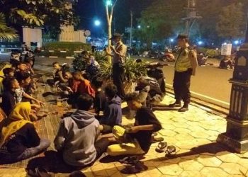 Fenomena Anak Nongkrong di Malam Hari: Analisis dan Solusi dari Perspektif Psikologi