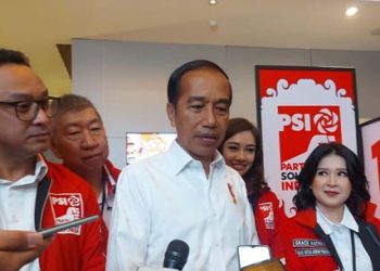 Politik dalam Bayang Karisma