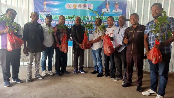 Serah 127 Paket API dan 10.555 Bibit Buah, Bupati Lembata Tegaskan Tidak Boleh Dijual dan Wajib Dimonitor