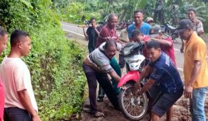 Warga Menderita, Akibat Jalan Penghubung Desa Demondei dan Desa Pandai Lumpuh Total