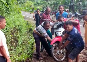 Warga Menderita, Akibat Jalan Penghubung Desa Demondei dan Desa Pandai Lumpuh Total