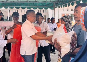 Pemkab Lembata Serahkan Bantuan kepada Warga Terdampak Gempa di Desa Babokerong