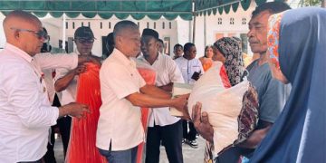 Pemkab Lembata Serahkan Bantuan kepada Warga Terdampak Gempa di Desa Babokerong