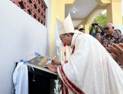 Monsigneur Monteiro Resmikan Gereja St. Agustinus Lewokukung, Bupati Tuaq Tegaskan Sinergi Gereja dan Pemerintah