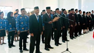 Bupati Kanis Tuaq Lantik 13 Kepala Sekolah dan 42 Pejabat Fungsional
